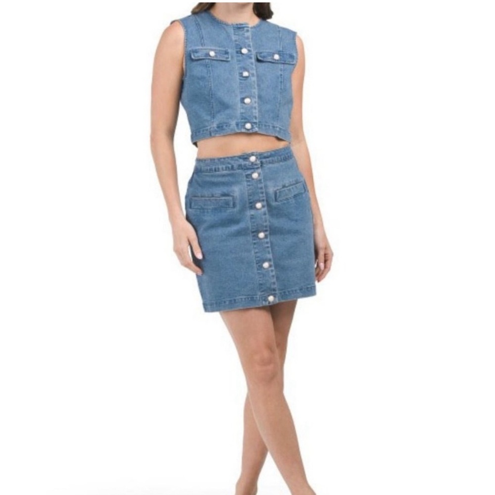 House of Harlow 1960 NWT Women’s Denim 2-Piece Set (Vest & Mini Skirt)
Size 6